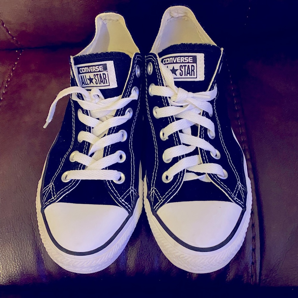 These shoes are classic labeled as men’s 6.5/women’s 8.5. They run a size bigger